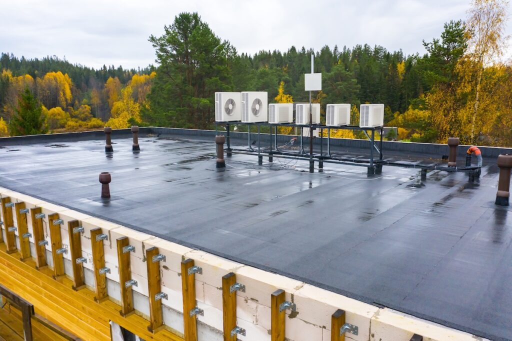Commercial roof with black roofing system for waterproofing