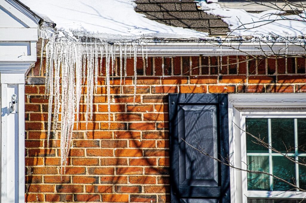 signs of ice dam